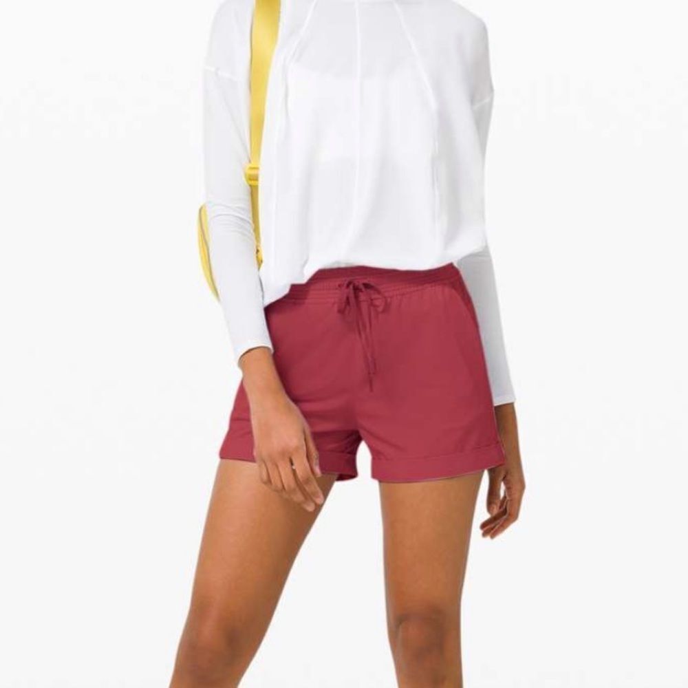 Lululemon spring break away short Women’s Size 4